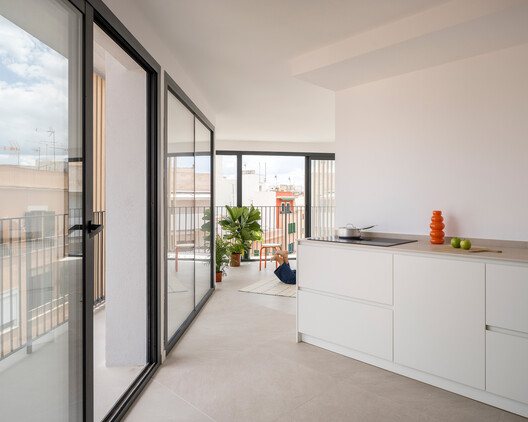 Edificio Residencial Foners / gon architects - Fotografía interior, Cocina, Vidrio, Balcón