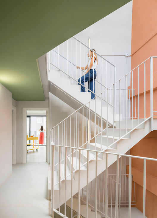 Edificio Residencial Foners / gon architects - Fotografía interior, Escaleras, Barandas
