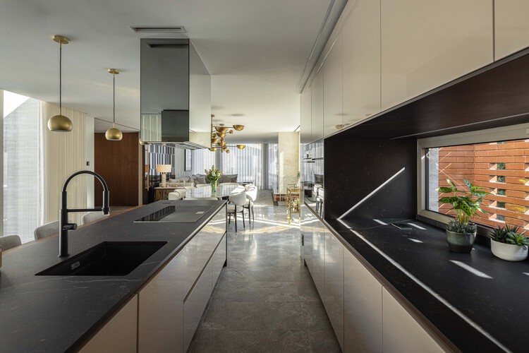 Casa CL / Artequitectos - Fotografia de Interiores, Cozinha, Bancada, Madeira, Iluminação, Pia, Cadeira