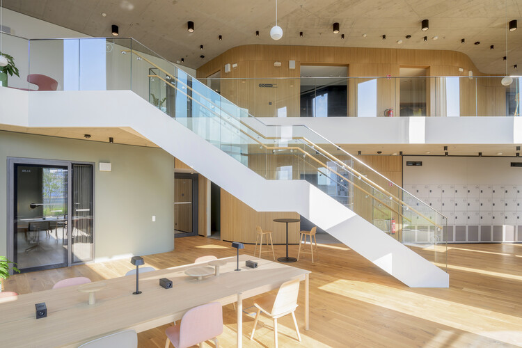 B-One 办公大楼 / CF Møller - 室内图, 木头, 椅子