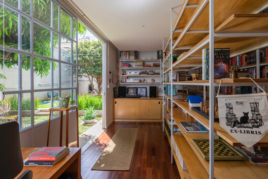 Casa Zurick / plano livre - Fotografia de Interiores, Prateleira, Madeira, Cadeira