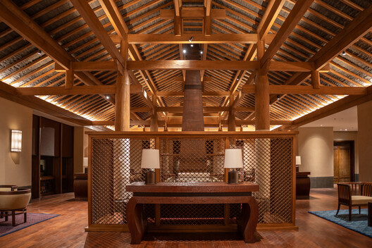 九寨沟日赛谷丽思卡尔顿隐世酒店 / WATG + CSWADI - 室内图, 木头, 灯, 梁, 柱