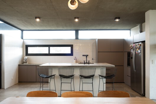 Casa MM / Gruppo Lordi Arquitectura - Fotografía interior, Cocina, Encimera, Iluminación, Sillas