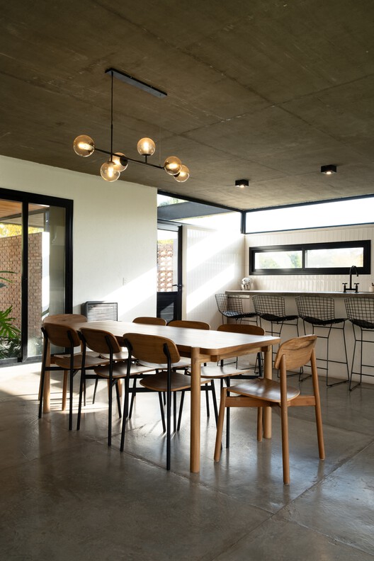 Casa MM / Grupo Lordi Arquitectura - Fotografía interior, comedor, madera, iluminación, mesa, vidrio, sillas, encimeras