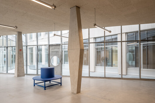 三庭院工坊 / Opposite Office + studio lot + hanfstingl architekten - 室内图, 灯, 玻璃