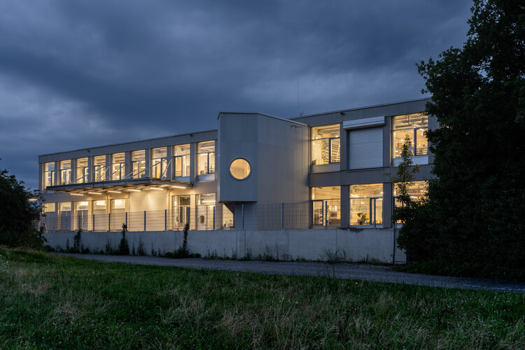 三庭院工坊 / Opposite Office + studio lot + hanfstingl architekten - 建筑图, 表皮, 具体的