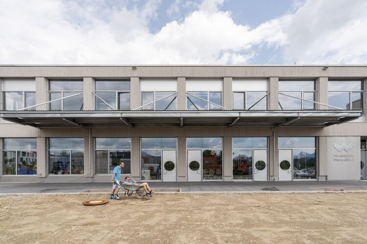 三庭院工坊 / Opposite Office + studio lot + hanfstingl architekten - 建筑图, 具体的