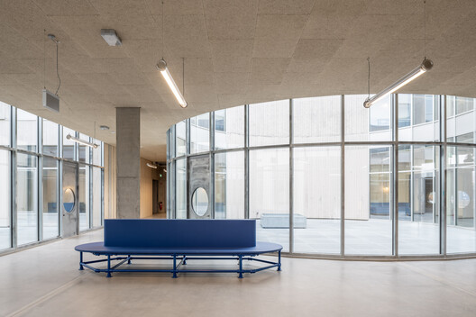 三庭院工坊 / Opposite Office + studio lot + hanfstingl architekten - 室内图, 玻璃, 具体的