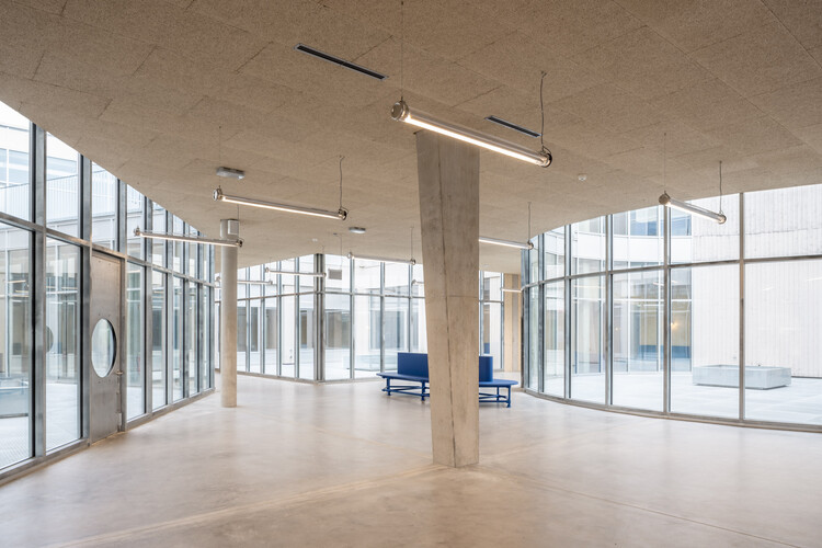 三庭院工坊 / Opposite Office + studio lot + hanfstingl architekten - 室内图, 灯, 玻璃