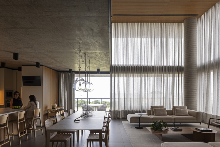 Apartamento Duplex 402 / Jobim Carlevaro Arquitetos - Fotografia de Interiores, Sala de Jantar, Mesa, Cadeira