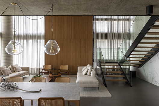 Apartamento Duplex 402 / Jobim Carlevaro Arquitetos - Fotografia de Interiores, Sala de Estar, Madeira, Mesa, Cadeira