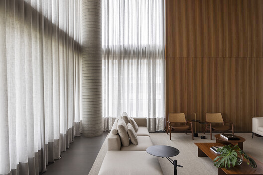 Apartamento Duplex 402 / Jobim Carlevaro Arquitetos - Fotografia de Interiores, Sala de Estar, Madeira, Cadeira