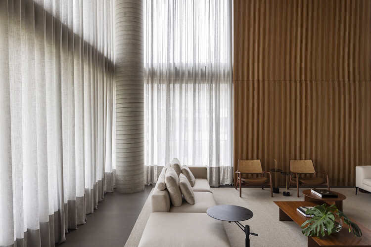 Apartamento Duplex 402 / Jobim Carlevaro Arquitetos - Fotografia de Interiores, Sala de Estar, Madeira, Cadeira