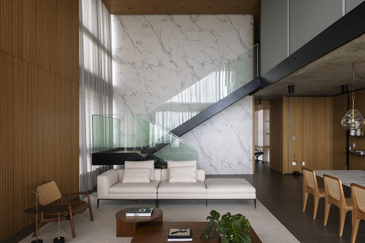 Apartamento Duplex 402 / Jobim Carlevaro Arquitetos - Fotografia de Interiores, Sala de Estar, Madeira, Mesa, Cadeira, Vidro