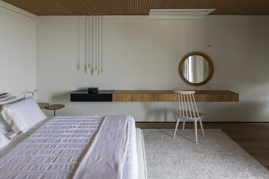 Apartamento Duplex 402 / Jobim Carlevaro Arquitetos - Fotografia de Interiores, Dormitório, Madeira, Iluminação, Cama