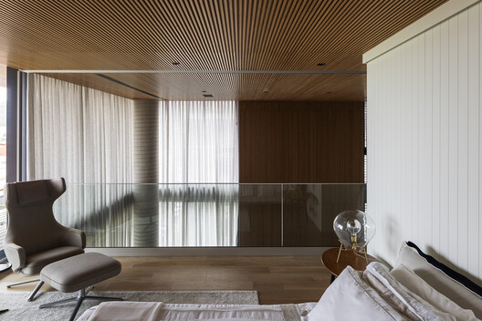 Apartamento Duplex 402 / Jobim Carlevaro Arquitetos - Fotografia de Interiores, Dormitório, Madeira, Iluminação, Cadeira