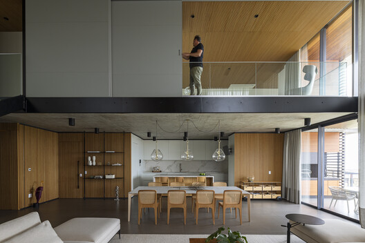 Apartamento Duplex 402 / Jobim Carlevaro Arquitetos - Fotografia de Interiores, Cozinha, Madeira, Mesa, Cadeira, Vidro
