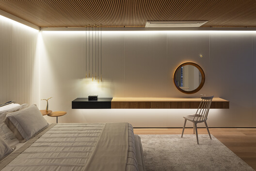 Apartamento Duplex 402 / Jobim Carlevaro Arquitetos - Fotografia de Interiores, Dormitório, Madeira, Iluminação, Cama