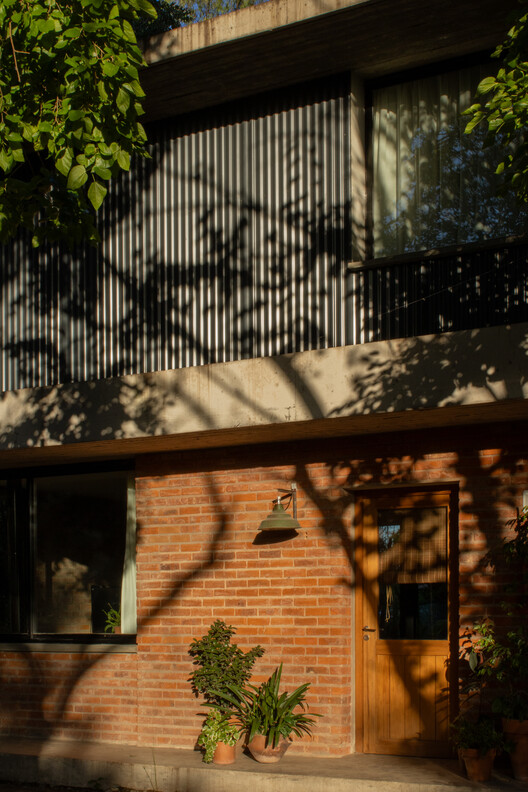 Hermanas/Simón Albina - Fotografía externa, madera, ladrillo