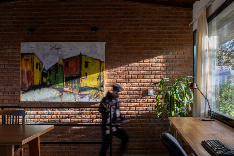 Hermanas/Simón Albina - Fotografía interior, ladrillos, sillas