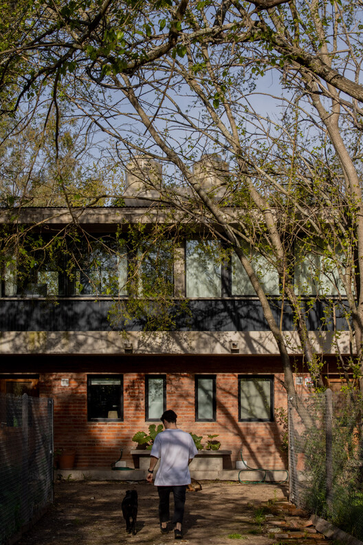 Hermanas/Simón Albina - Fotografía externa, madera, ladrillo