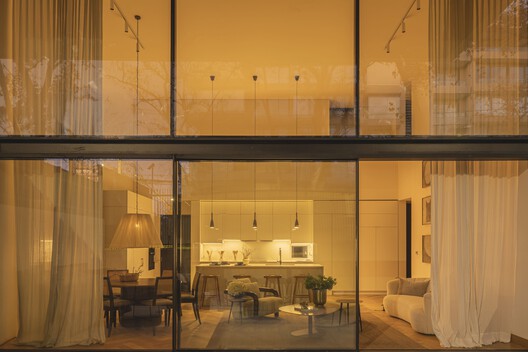 Edificio Espoz 4150 / Saavedra y Sabbagh Arquitectos - Fotografía interior, Iluminación, Sillas, Vidrio