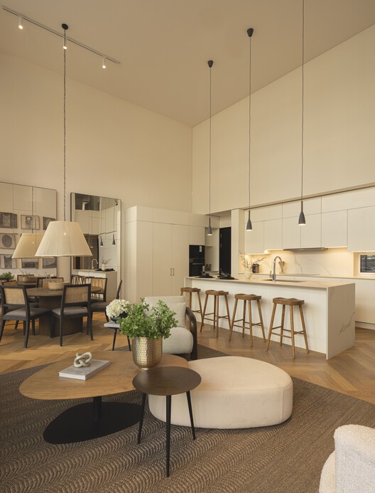 Edificio Espoz 4150 / Saavedra y Sabbagh Arquitectos - Fotografía interior, Cocina, Madera, Sillas, Mesas, Iluminación