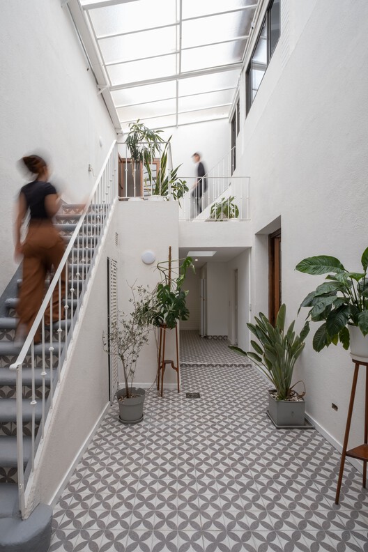Terrace/Herrera Architects House - Fotografía interior, escaleras, concreto, terraza interna, barandilla