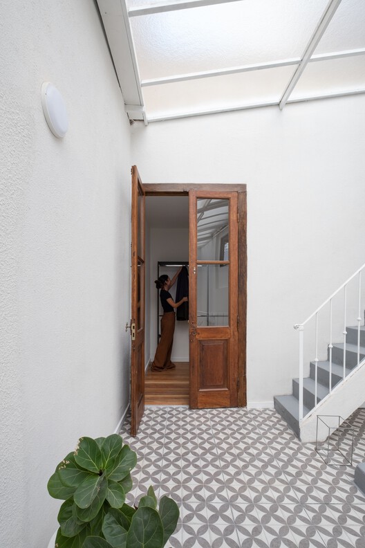 Casa Patio / Herrera Ungaro Arquitectos  - Fotografía interior, Madera, Puerta, Escaleras, Concreto