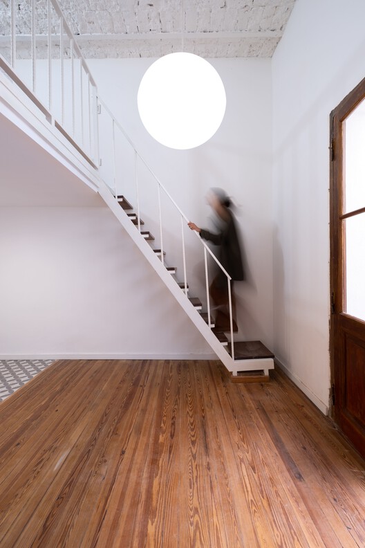 Casa Patio / Herrera Ungaro Arquitectos  - Fotografía interior, Madera, Escaleras, Barandas