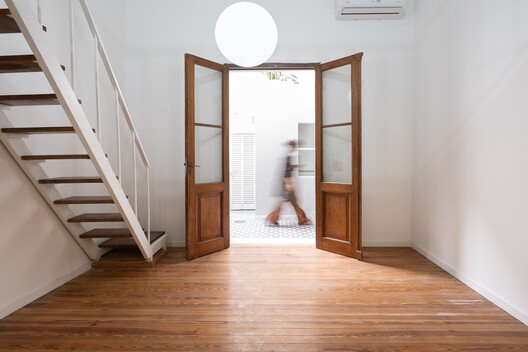 Casa Patio / Herrera Ungaro Arquitectos  - Fotografía interior, Madera, Iluminación, Puerta