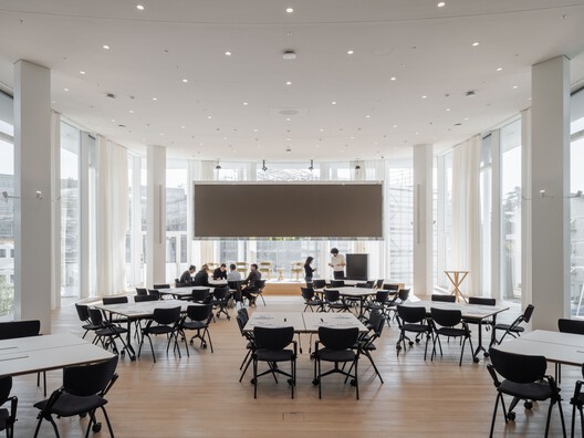 Campus Helvetia Basilea / Herzog & de Meuron Campus Helvetia Basilea / Herzog & de Meuron - Fotografía interior, Comedor, Sillas, Mesas, Vidrio