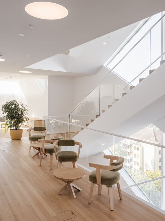 Campus Helvetia Basilea / Herzog & de Meuron Campus Helvetia Basilea / Herzog & de Meuron - Fotografía interior, Madera, Iluminación, Sillas