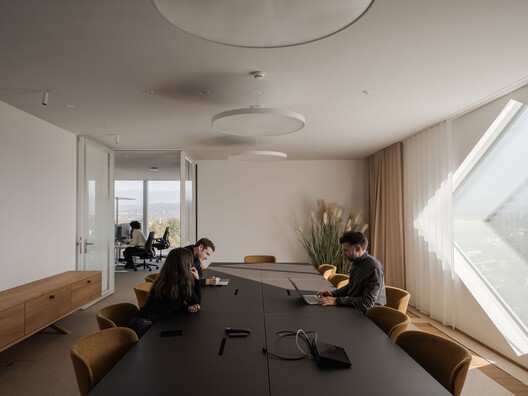 Campus Helvetia Basilea / Herzog & de Meuron Campus Helvetia Basilea / Herzog & de Meuron - Fotografía interior, Mesas, Sillas