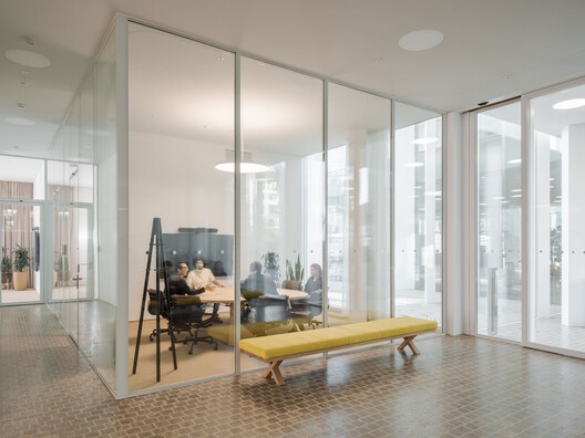 Campus Helvetia Basilea / Herzog & de Meuron Campus Helvetia Basilea / Herzog & de Meuron - Fotografía interior, Vidrio, Iluminación, Sillas