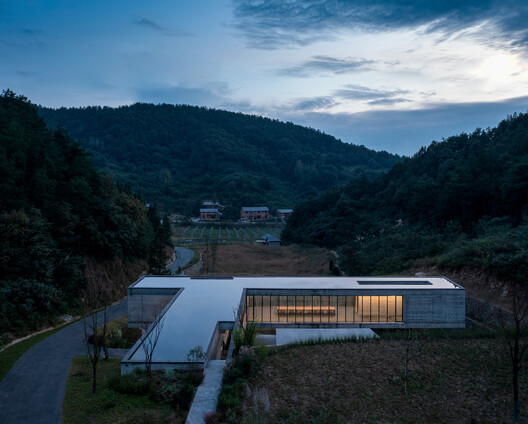 Wudang Mountain Visitor Center / Moguang Studio