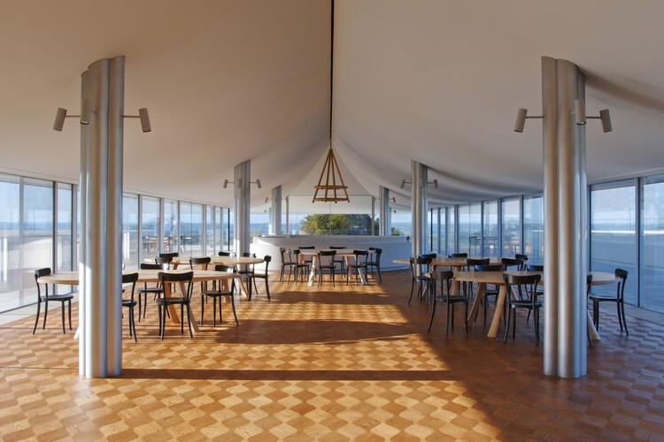 Bodega Bélair-Monange / Herzog & de Meuron - fotografía de interiores, restaurante, cristal, sillas