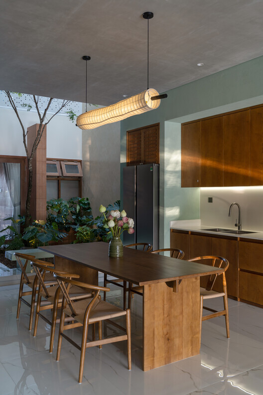 Casa de la Tía Cuatro / AHA Architects - Fotografía interior, Cocina, Madera, Iluminación, Mesas, Sillas