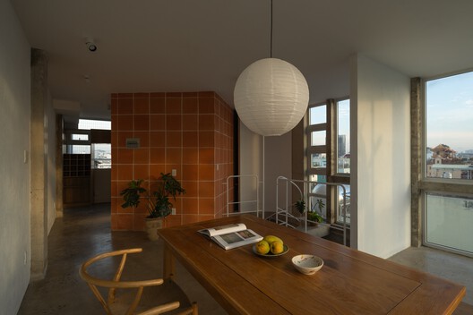 Casa Gia Dinh / G+architects - Fotografia de Interiores, Madeira, Cadeira, Iluminação, Mesa, Vidro