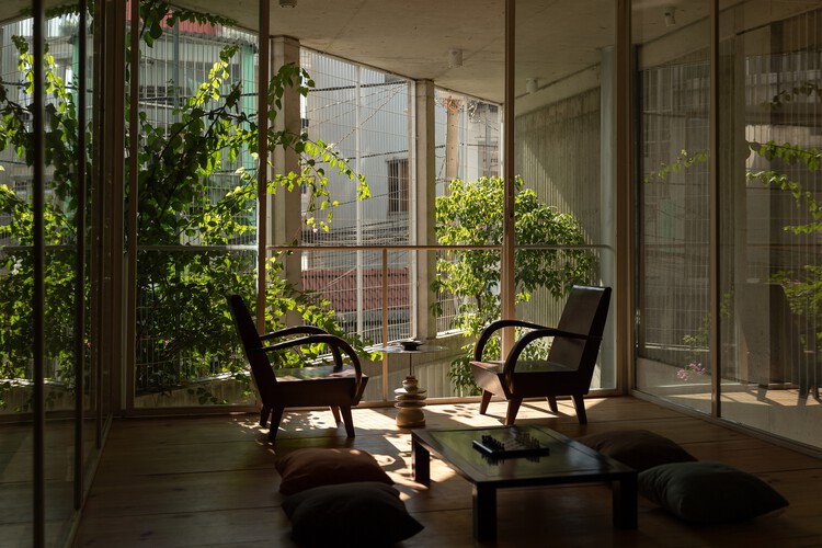 Gia Dinh/G+ Architect Casa - Fotografía interior, madera, sillas, vidrio
