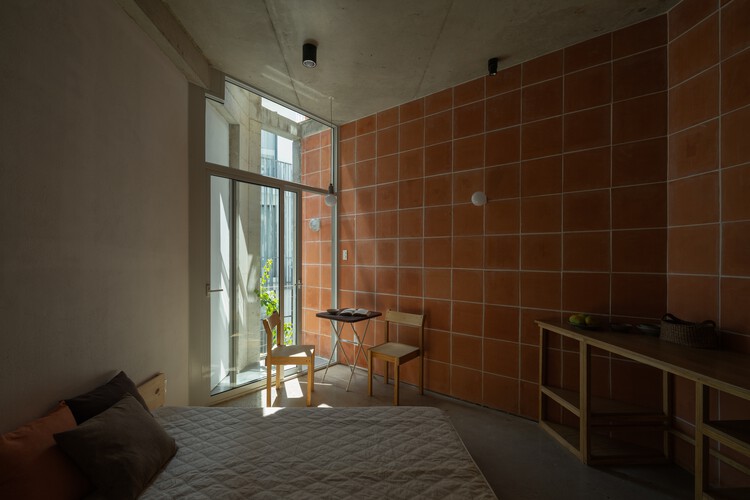 Gia Dinh / G+ Architect Casa - Fotografía interior, dormitorio, madera, silla