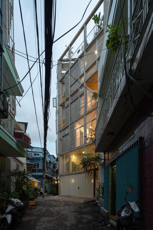 Gia Dinh / G+ Architect Casa - Fotografía exterior, balcón, vidrio