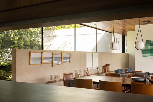 Casa Varanda / Esquadra Arquitetos Casa Varanda / Esquadra Arquitetos - Fotografia de Interiores, Cozinha, Madeira, Mesa, Iluminação, Cadeira, Vidro, Bancada