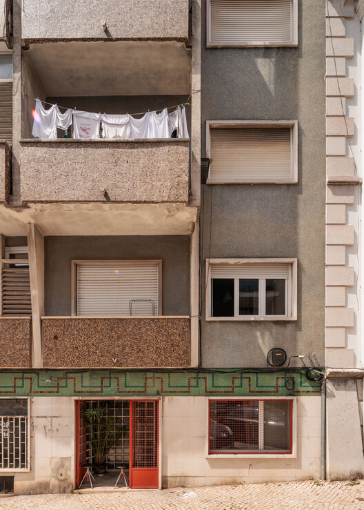 Transformação de Espaço Comercial para um Apartamento / Jose-studio - Fotografia de Interiores, Fachada, Concreto, Balcão