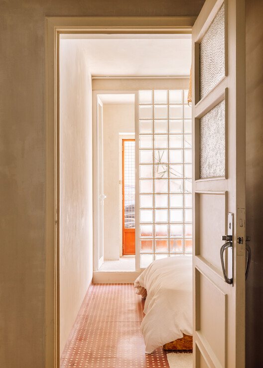 Transformação de Espaço Comercial para um Apartamento / Jose-studio - Fotografia de Interiores, Madeira, Iluminação, Porta, Dormitório