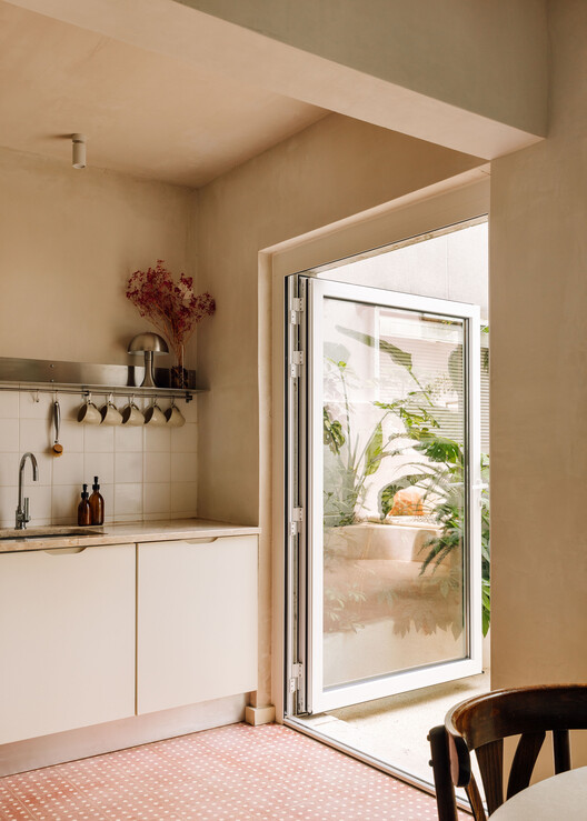 Transformação de Espaço Comercial para um Apartamento / Jose-studio - Fotografia de Interiores, Madeira, Iluminação, Cadeira