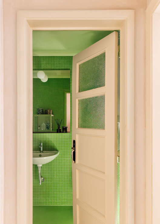 Transformação de Espaço Comercial para um Apartamento / Jose-studio - Fotografia de Interiores, Banheiro, Porta