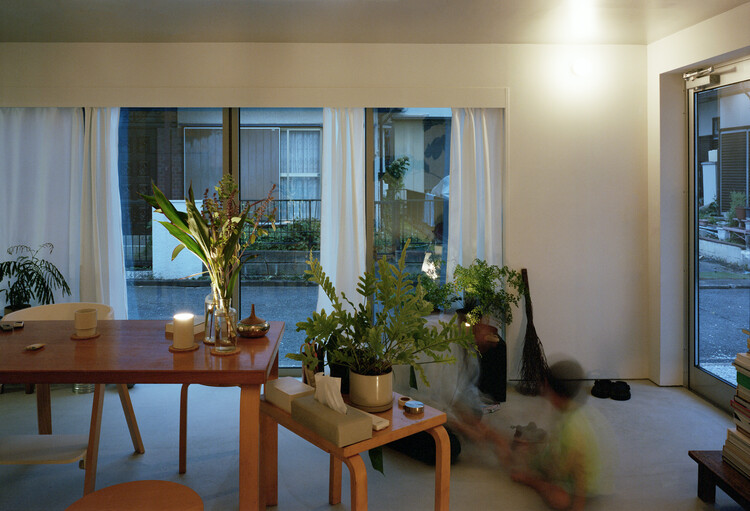 Casa Sobreposta / Office Sugurufukuda - Fotografia de Interiores, Sala de Jantar, Iluminação, Cadeira