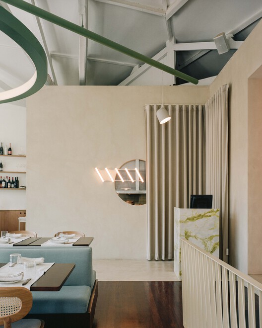 Restaurante Norma / HUGOSANTOALHA - Fotografia de Interiores, Madeira, Mesa, Cadeira