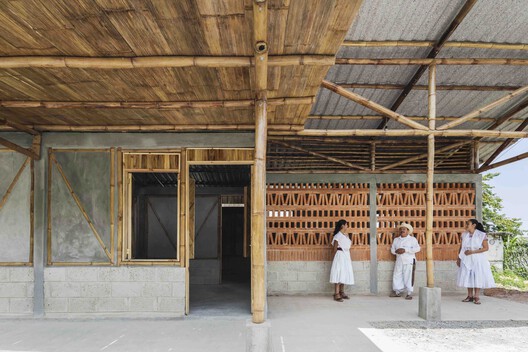 Architects as Mediators: Three Cases of Dialogue Between Communities, Governments, and Businesses in the Global South